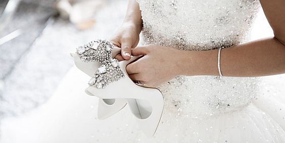 Braut mit Brautschuhen