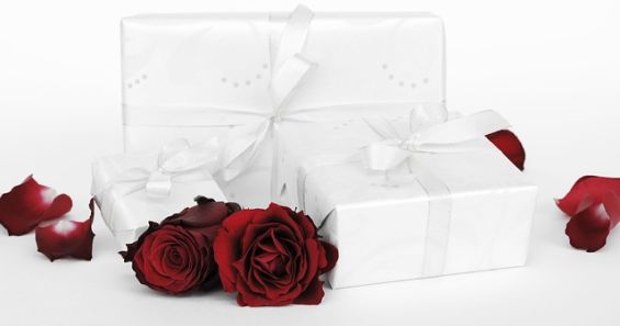 Geschenk mit roten Rosen