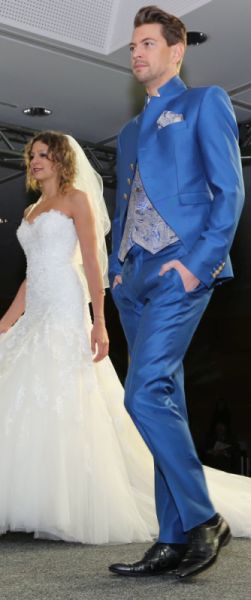 Brautpaar blauer Hochzeitsanzug